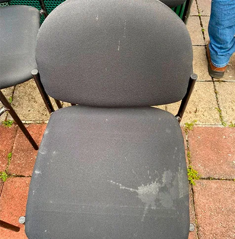 silla de oficina con polvo y manchas