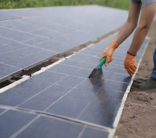 servicio-puerto-rico-limpieza-paneles-solares Manómetro De Refrigeración Conectado A Unidad Exterior De Aire Acondicionado Durante Mantenimiento