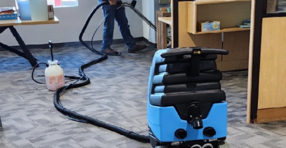 Máquina Extractora Profesional Power-Flite Aplicando Limpieza Profunda En Sofá